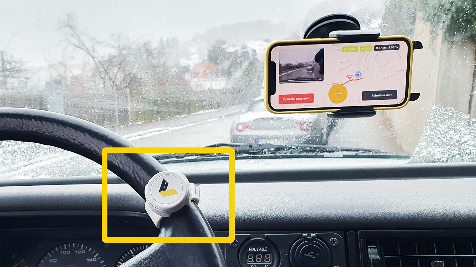 Ein Button ist am Lenkrad des Räumungsfahrzeug angebracht um Markierungen während des Winterdienst oder Schneeräumpflicht zu setzten. Schneeräumpflicht kann somit dokumentiert werden