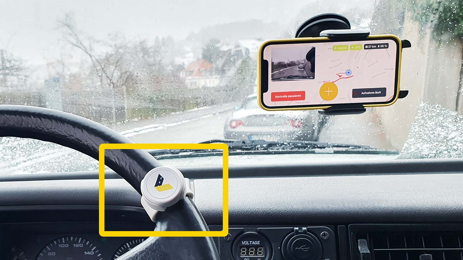 Ein Button ist am Lenkrad des Räumungsfahrzeug angebracht um Markierungen während des Winterdienst oder Schneeräumpflicht zu setzten. Schneeräumpflicht kann somit dokumentiert werden
