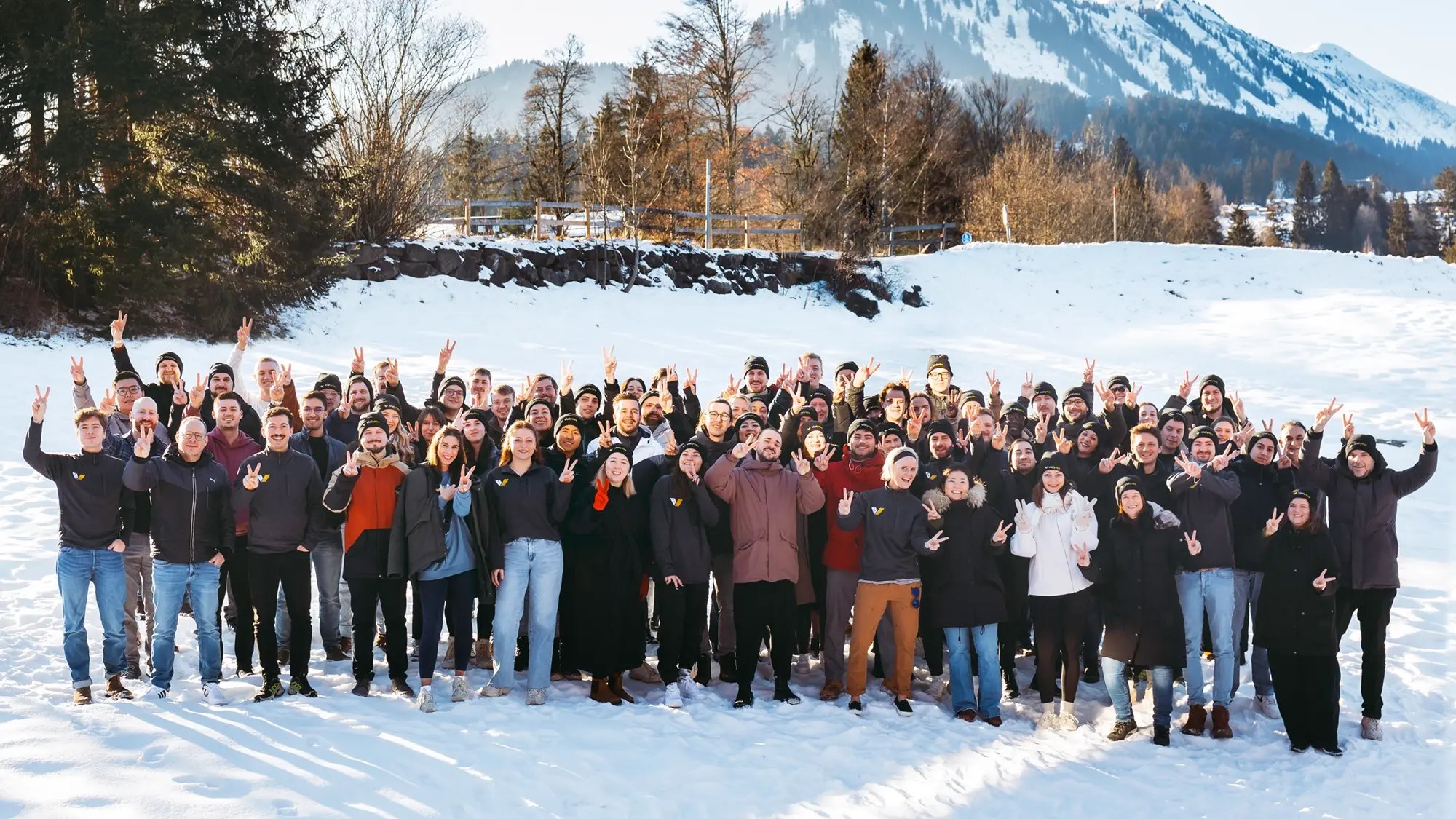 Gruppenphoto des kompletten vialytics Teams im Schnee