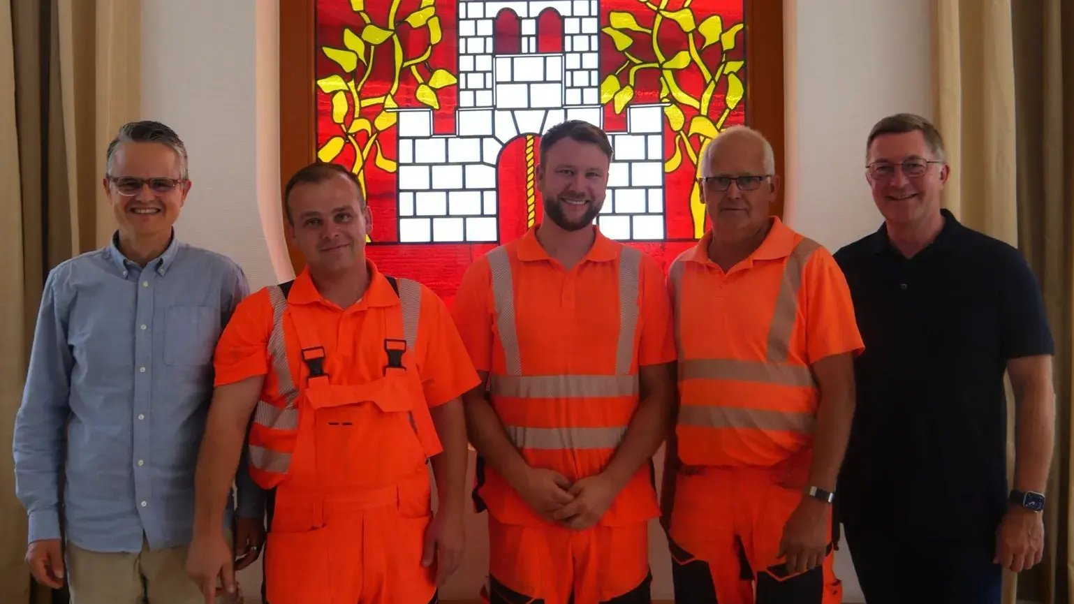 Gruppenbild des Bauamt-Teams von Emstek, vor dem Emsteker Wappen