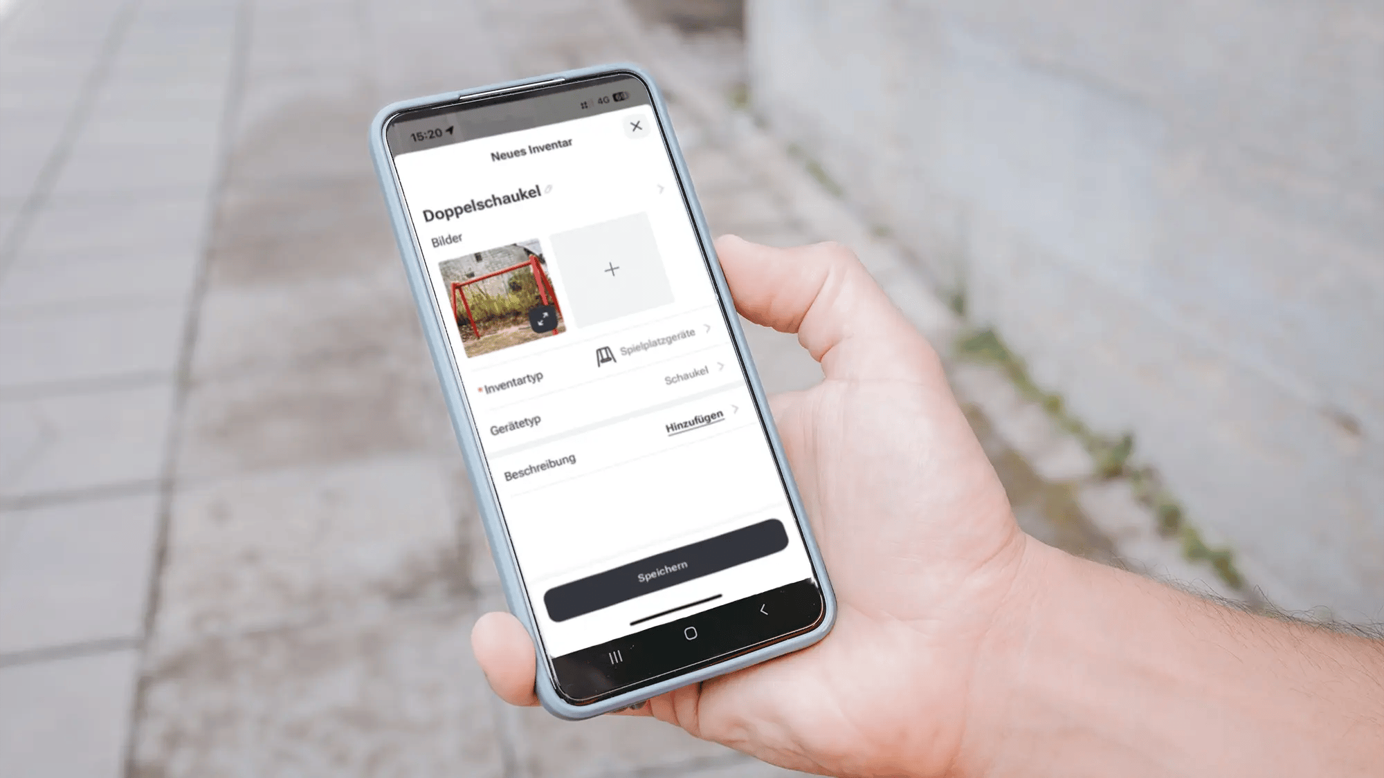 Handy in der Hand mit der vialytics ToDo-App. Eine Schaukel wird fotografiert und als Inventar angelegt