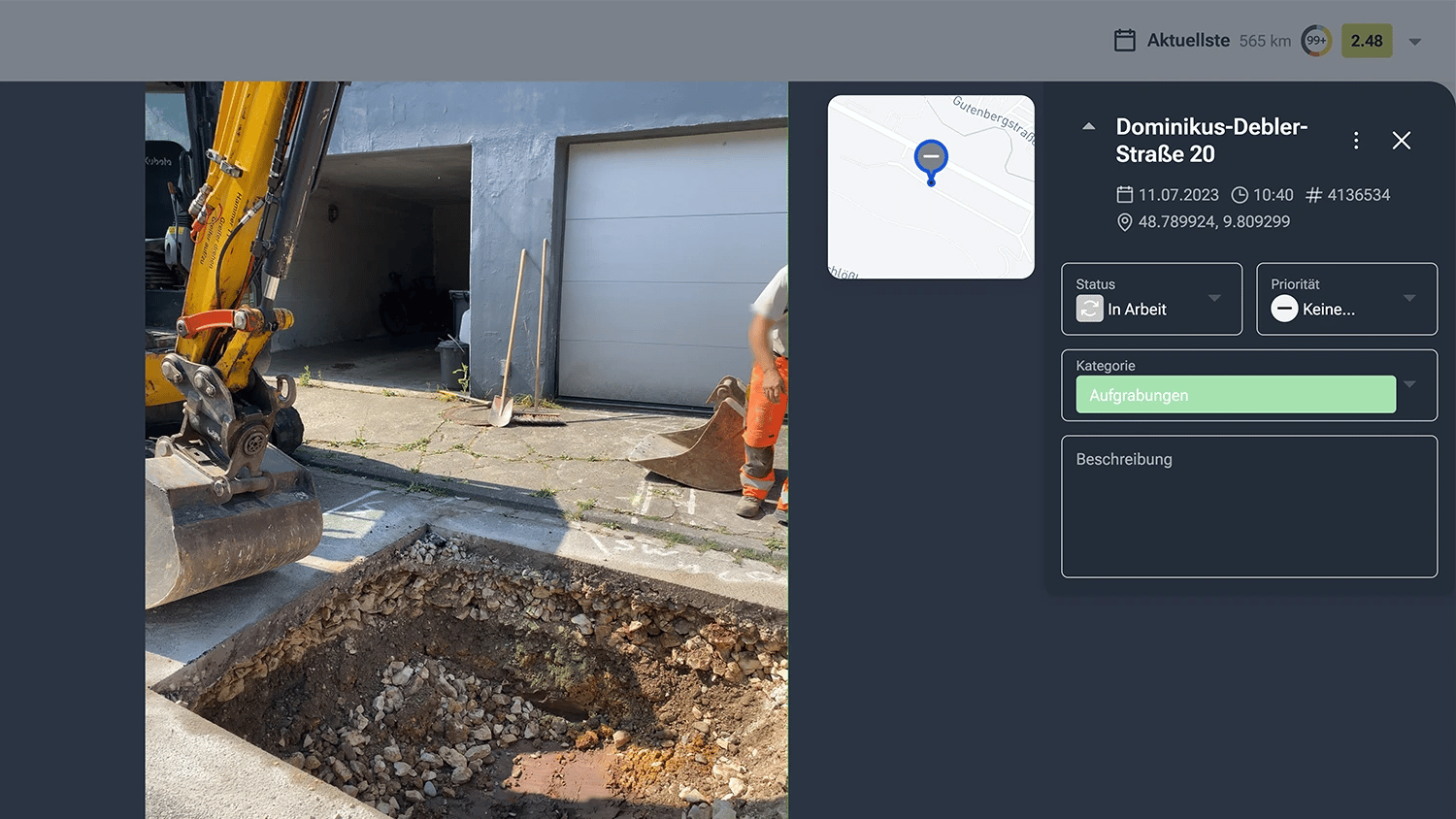 Screenshot aus dem vialytics Web System einer aufgegrabenen Straße mit einem Bagger