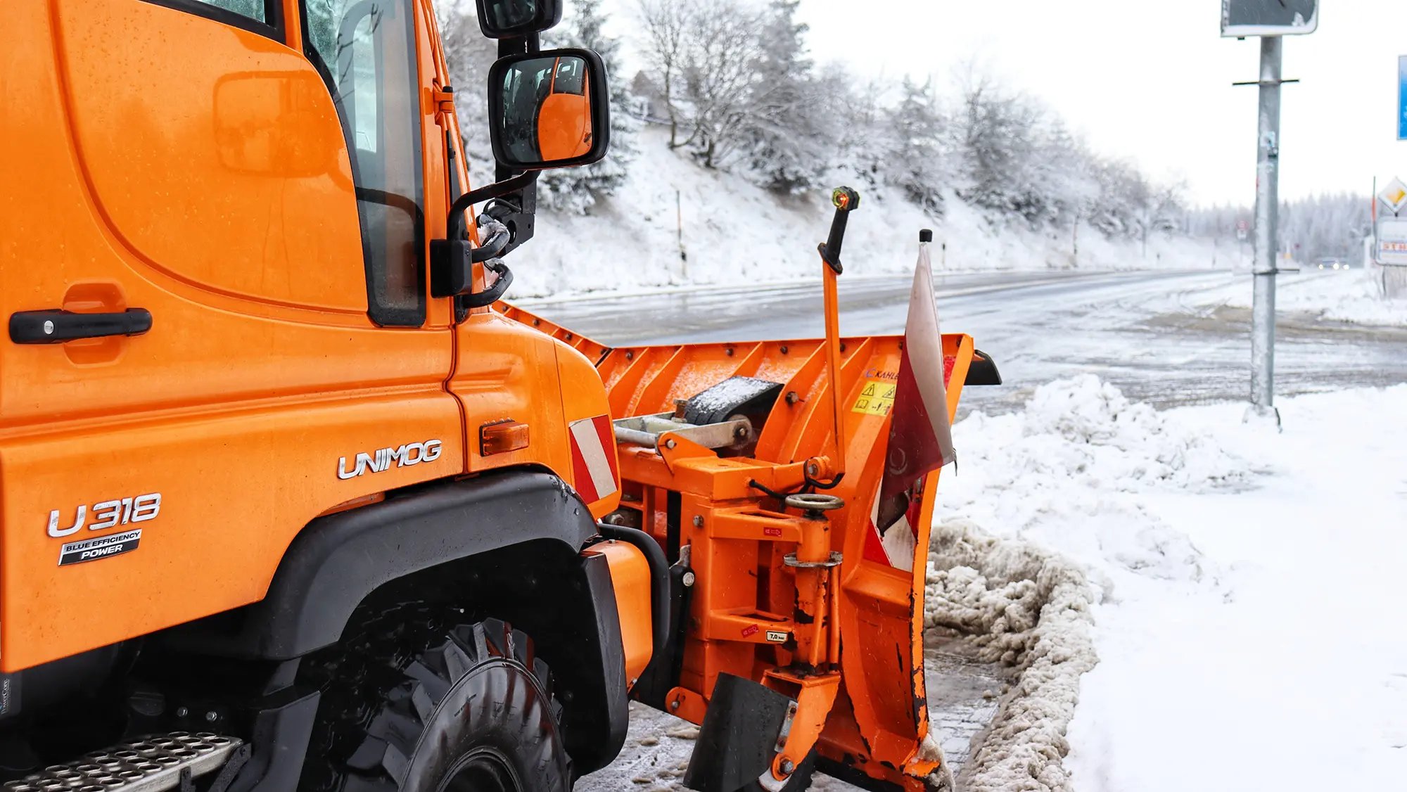 Wintedienst Fharzeug räumt eine verschneite Straße