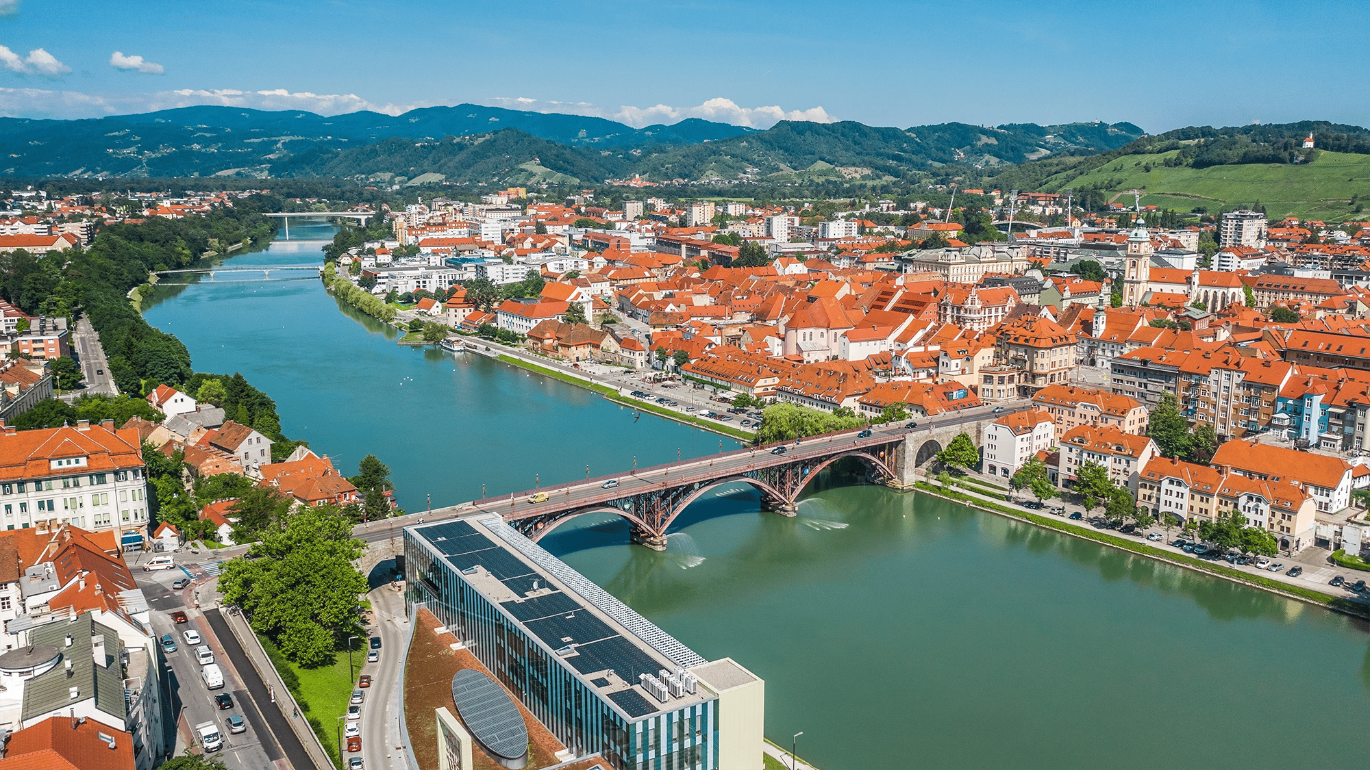 Blick von oben auf den Fluss und die Brücke von Maribor
