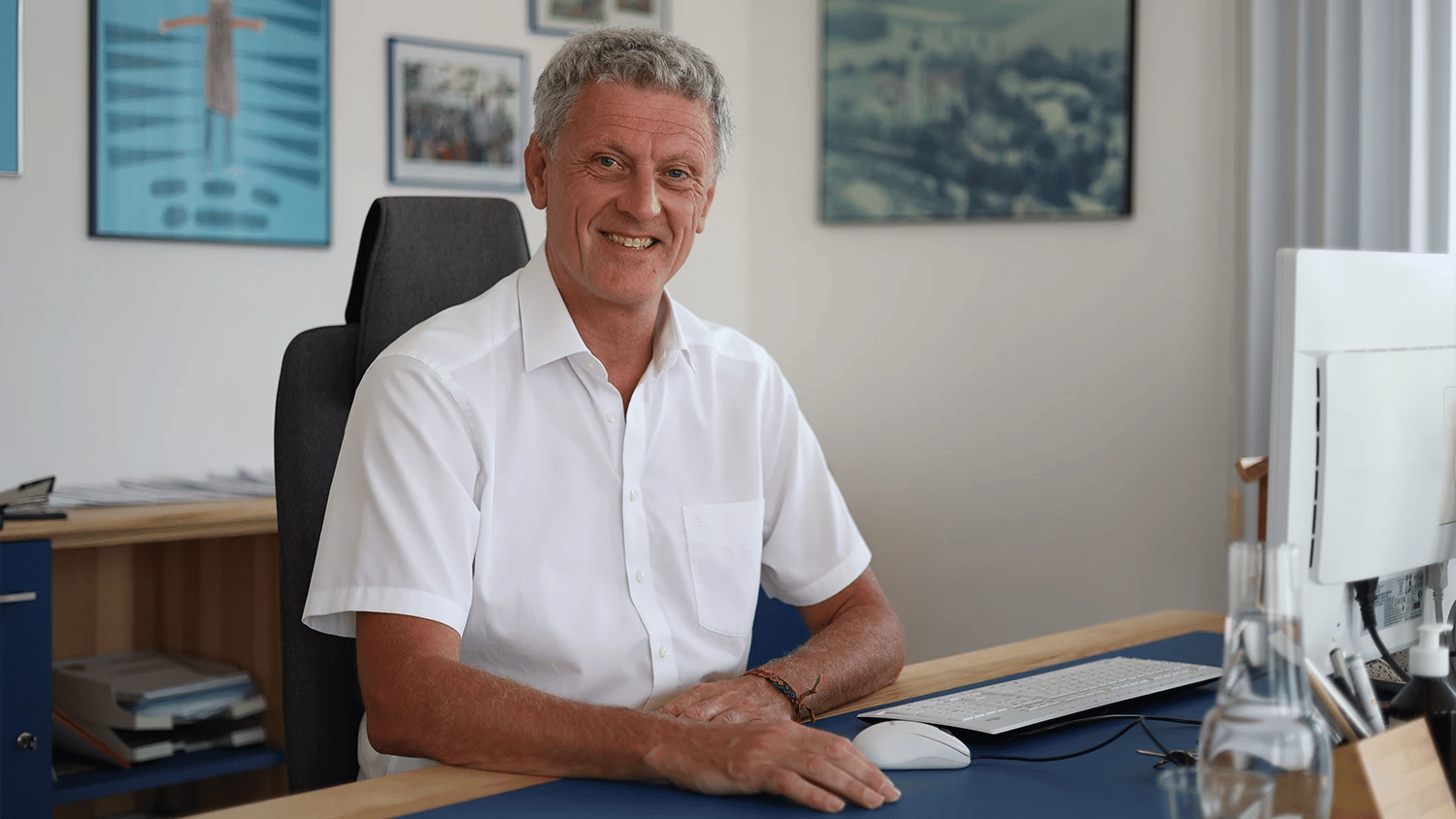 Bürgermeister von Markt Biberbach Wolfgang Jarasch am Schreibtisch