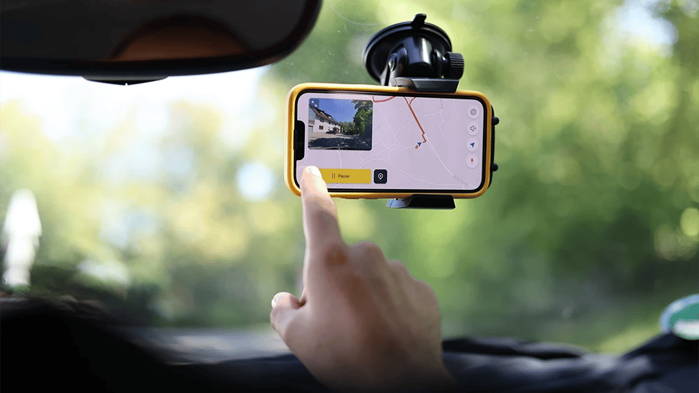 Handy in der Windschutzscheibe mit vialytics App