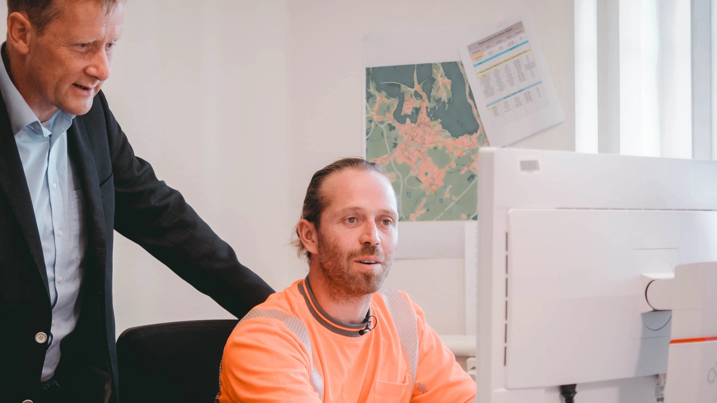 Ronny Baumann, Zuständiger für die Bereiche Straßenkontrolle, Dokumentation und Auftragsvergabe im Sonneberger Stadtbauamt macht sich mit dem vialytics System vertraut.