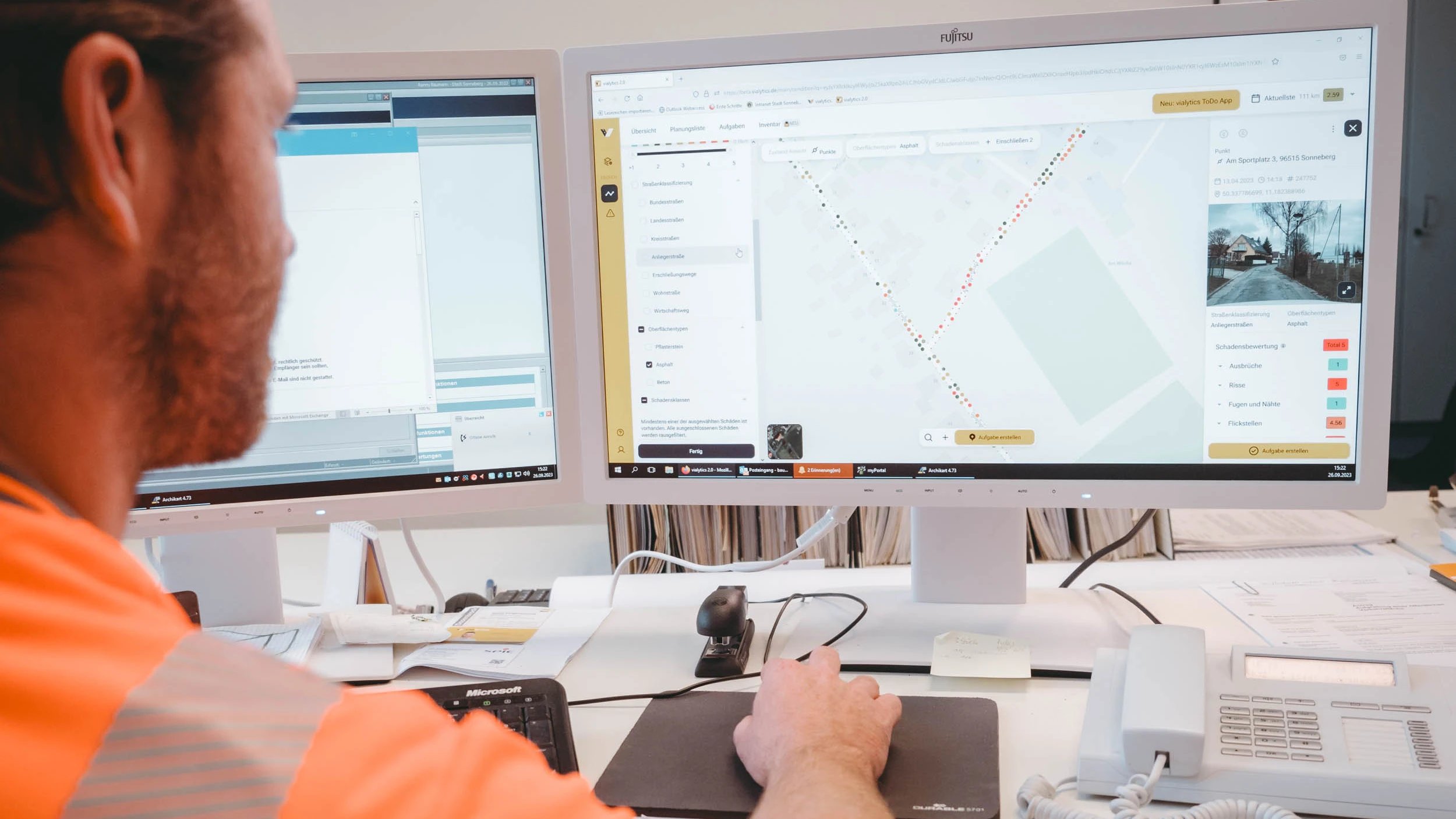 Mann am Schreibtisch bedient das vialytics Web System