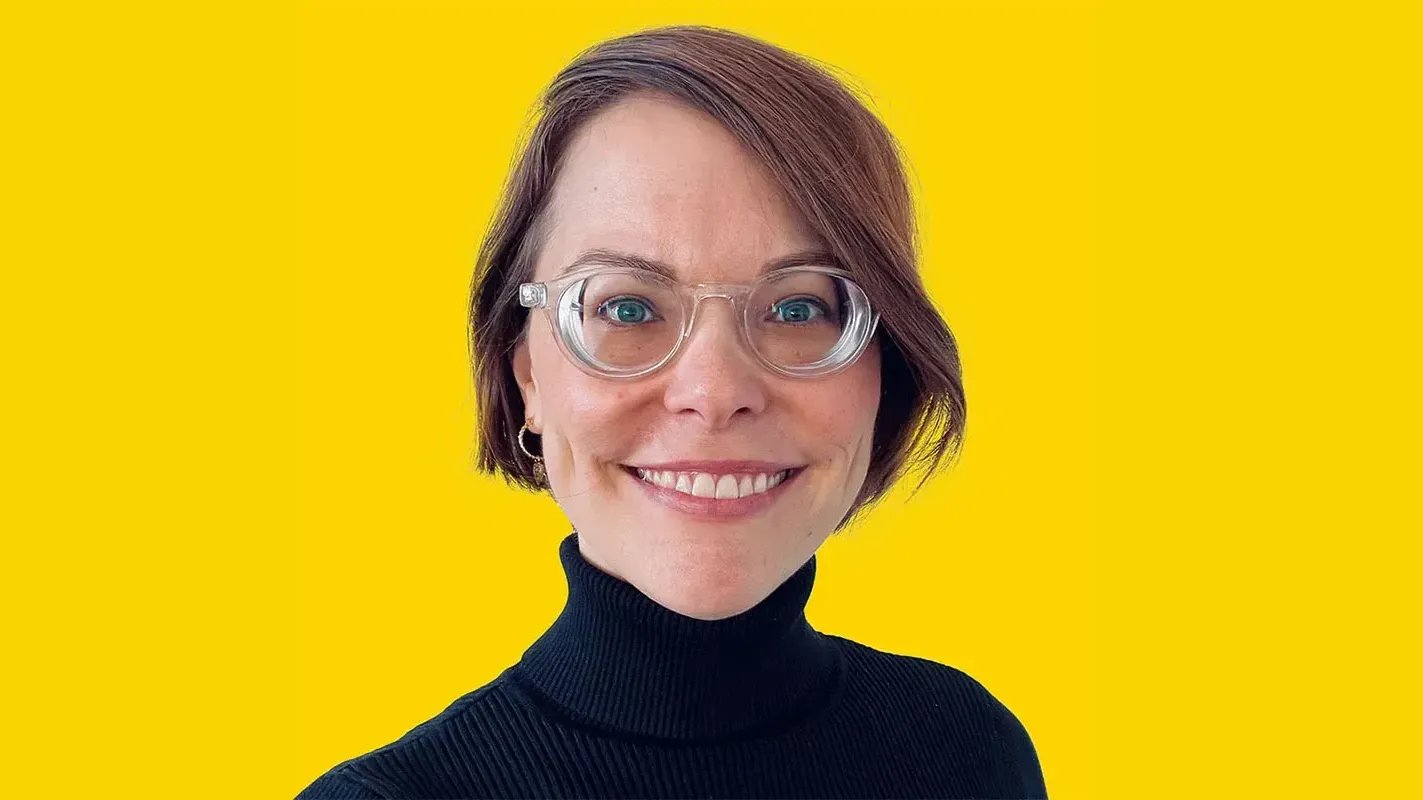 Birgit Wunder Portrait mit gelbem Hintergrund