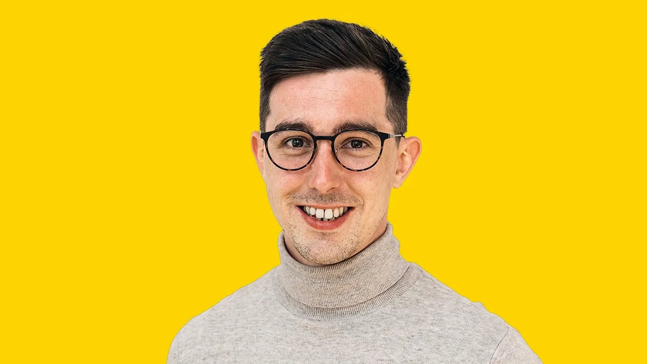 Florian Lübs Portrait mit gelbem Hintergrund