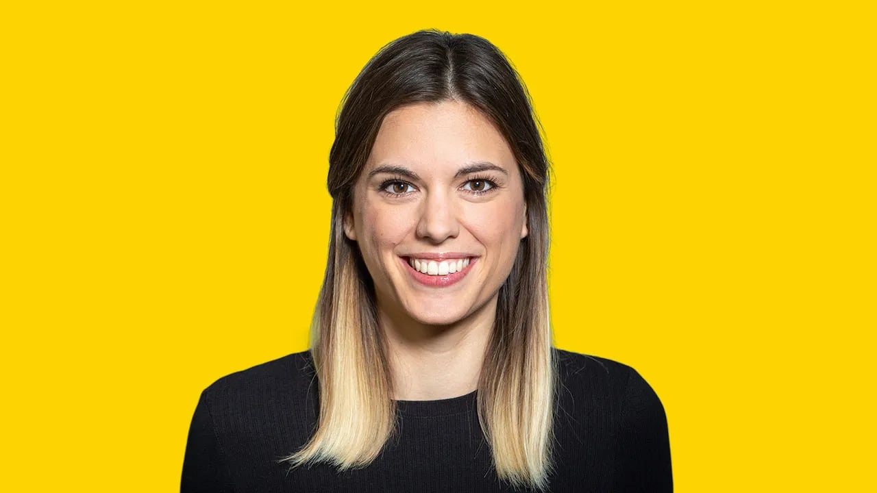 Katerina Papamichael Portrait mit gelbem Hintergrund