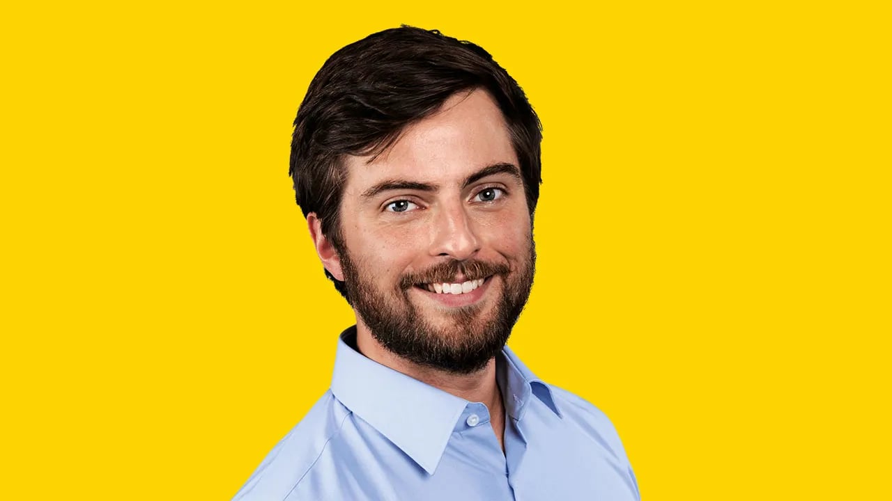Stephan Goetze Portrait mit gelbem Hintergrund
