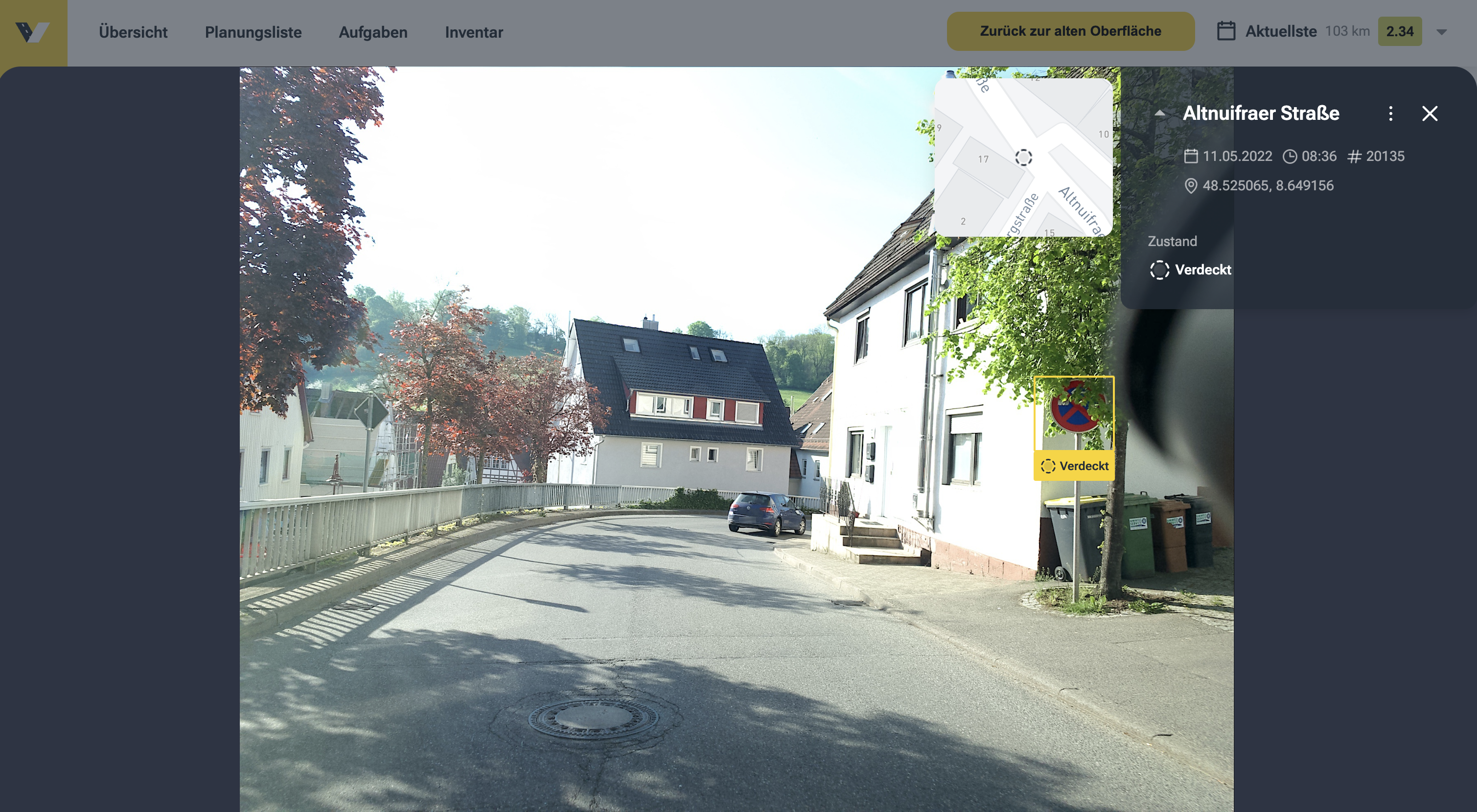 Screenshot aus dem WebSystem einer Straße mit einem verdeckten Verkehrsschild am rechten Rand, das Gelb markiert wurde