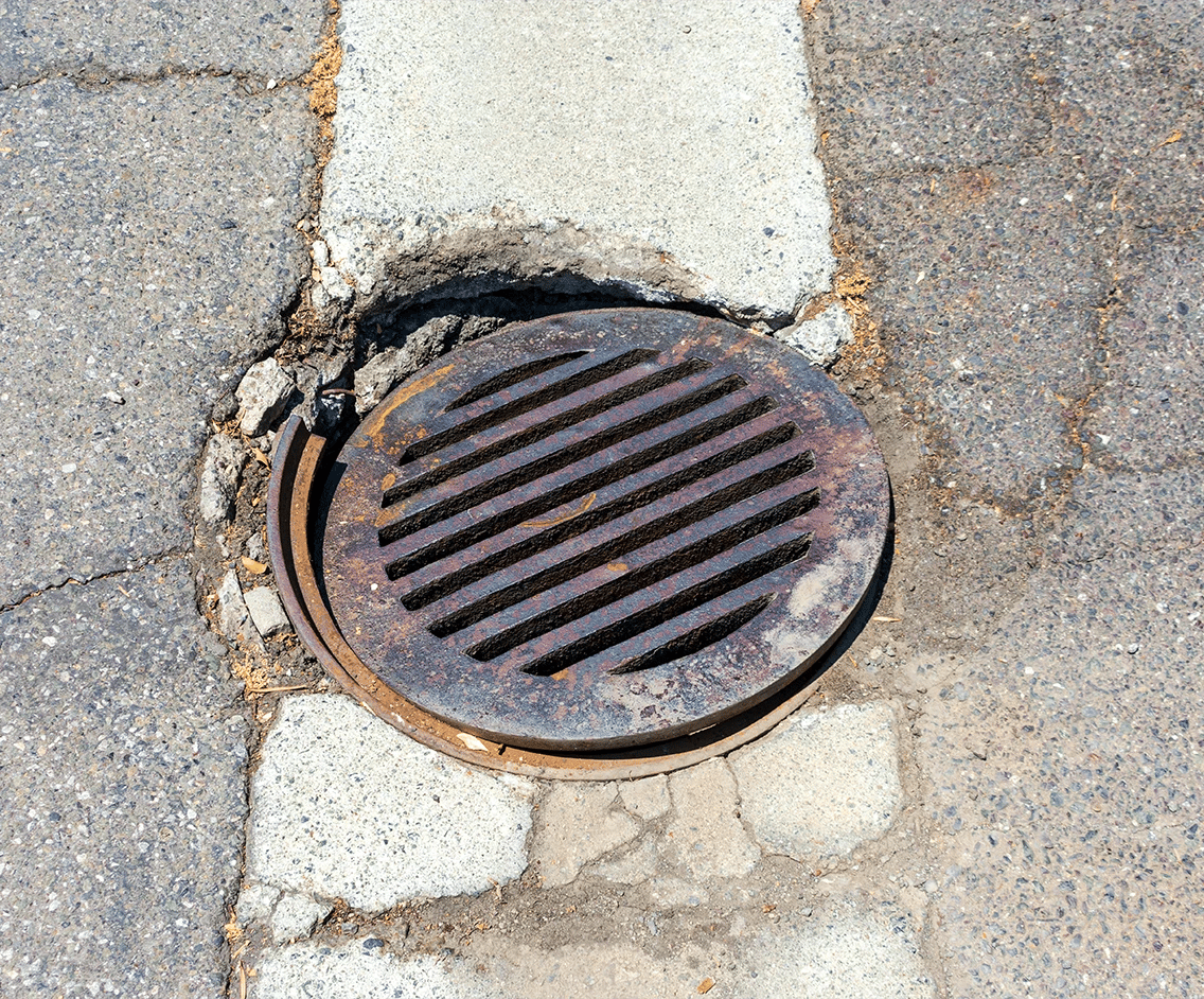 Kaputter Schachdeckel au der Straße