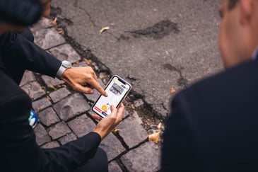 2 Männer schauen auf ein Smartphone