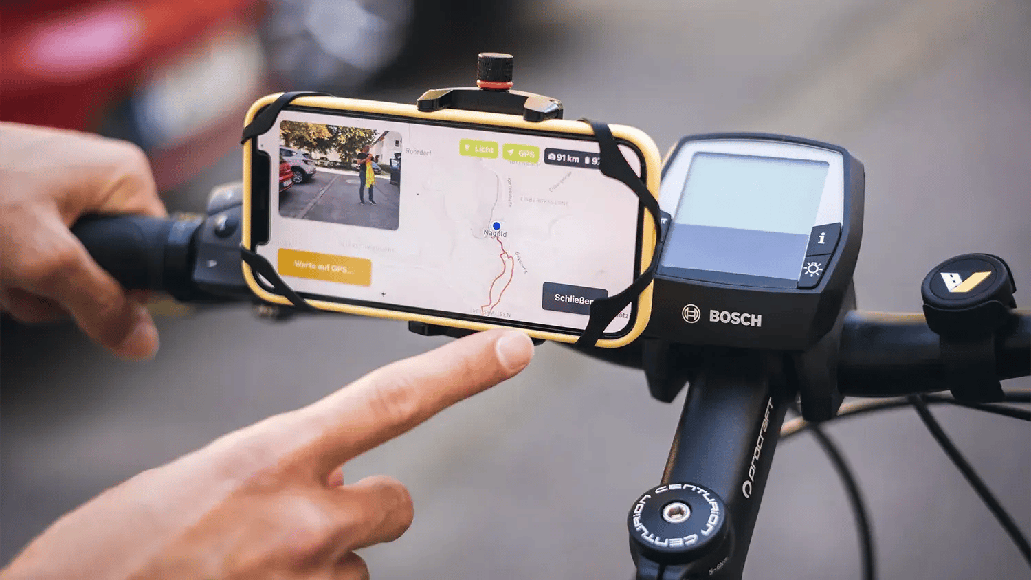 Ein iPhone mit der Zustandserfassung von vialytics an einem Fahrradlenker wird von einer Person bedient