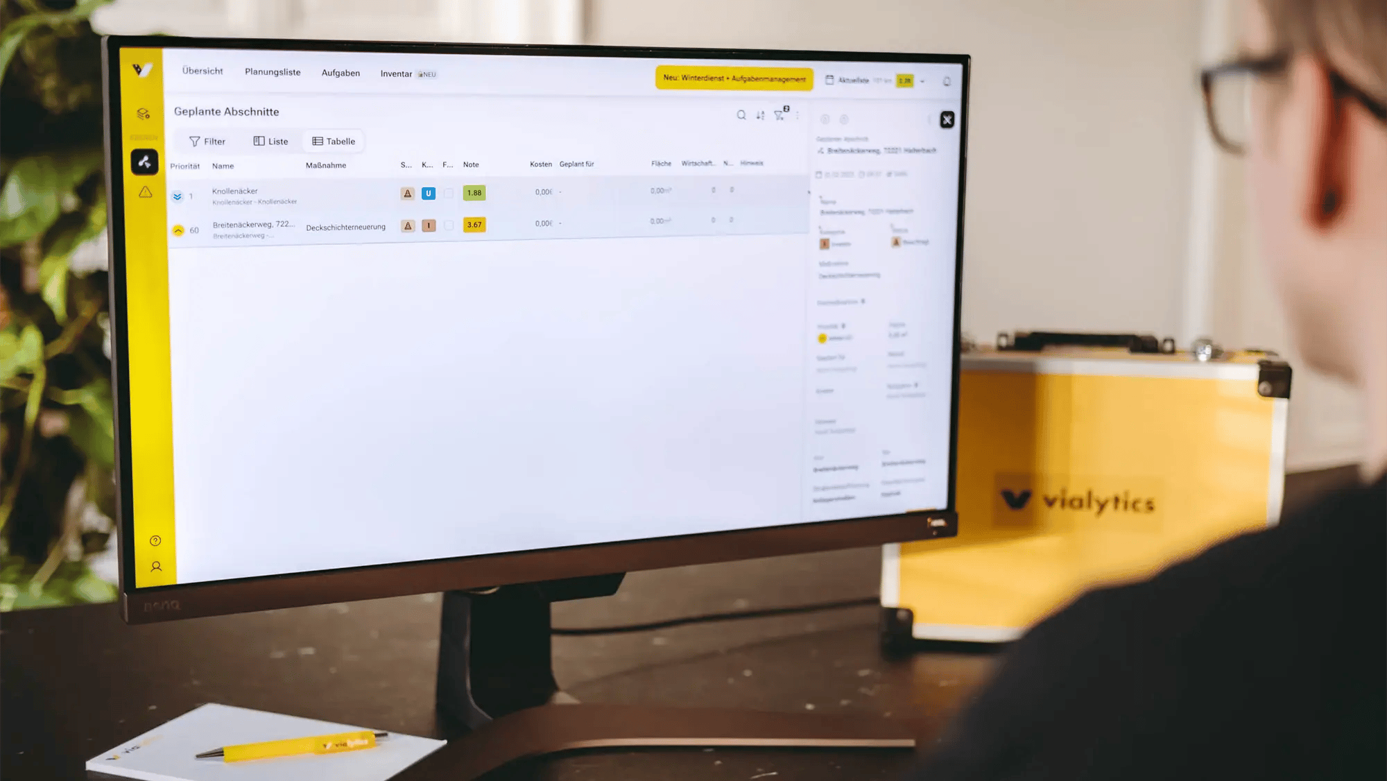 Person an einem Bildschirm erstellt einen Straßenabschnitt im vialytics Web-System