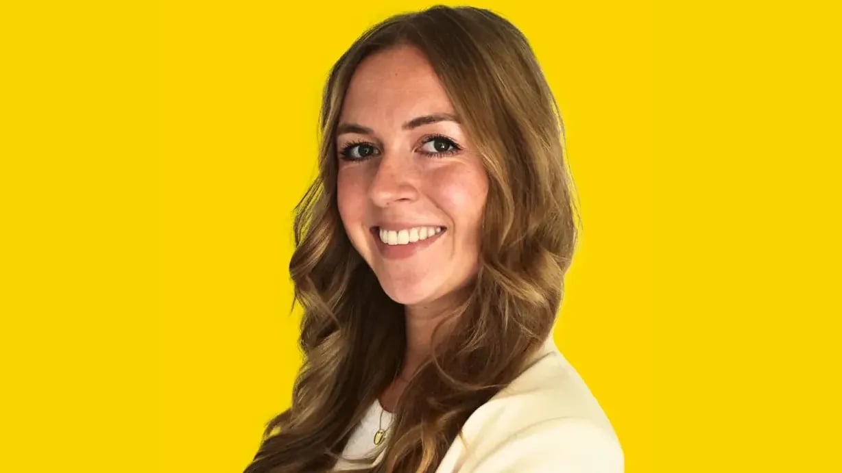 Daniela Birk Portrait mit gelbem Hintergrund