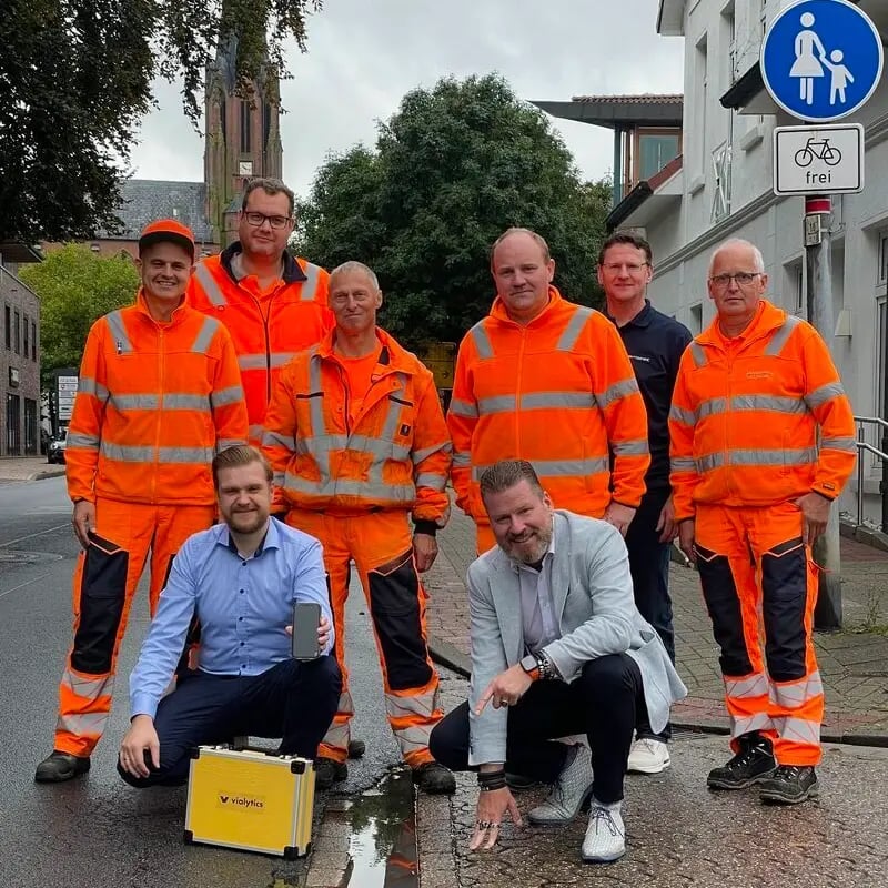 Gruppenbild vom Bauhof Emstek mit Bürgermeister und vialytics CS-Manager Alex Block