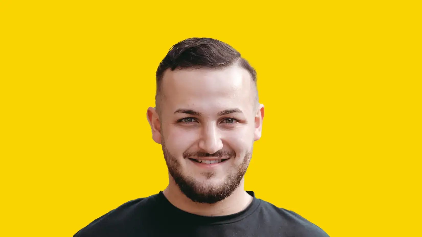 Gabriel Simkin mit gelbem Hintergrund