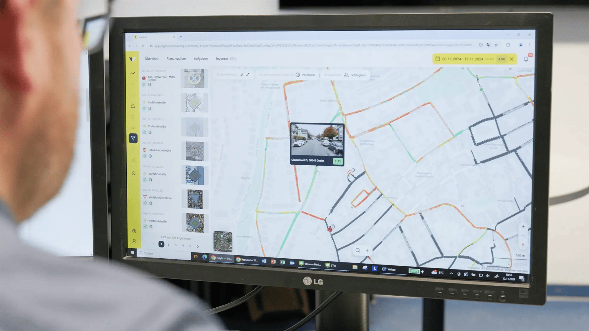 Eine Person betracht das vialytics Web-System auf einem Monitor. Eine Kartenansicht ist dargestellt.