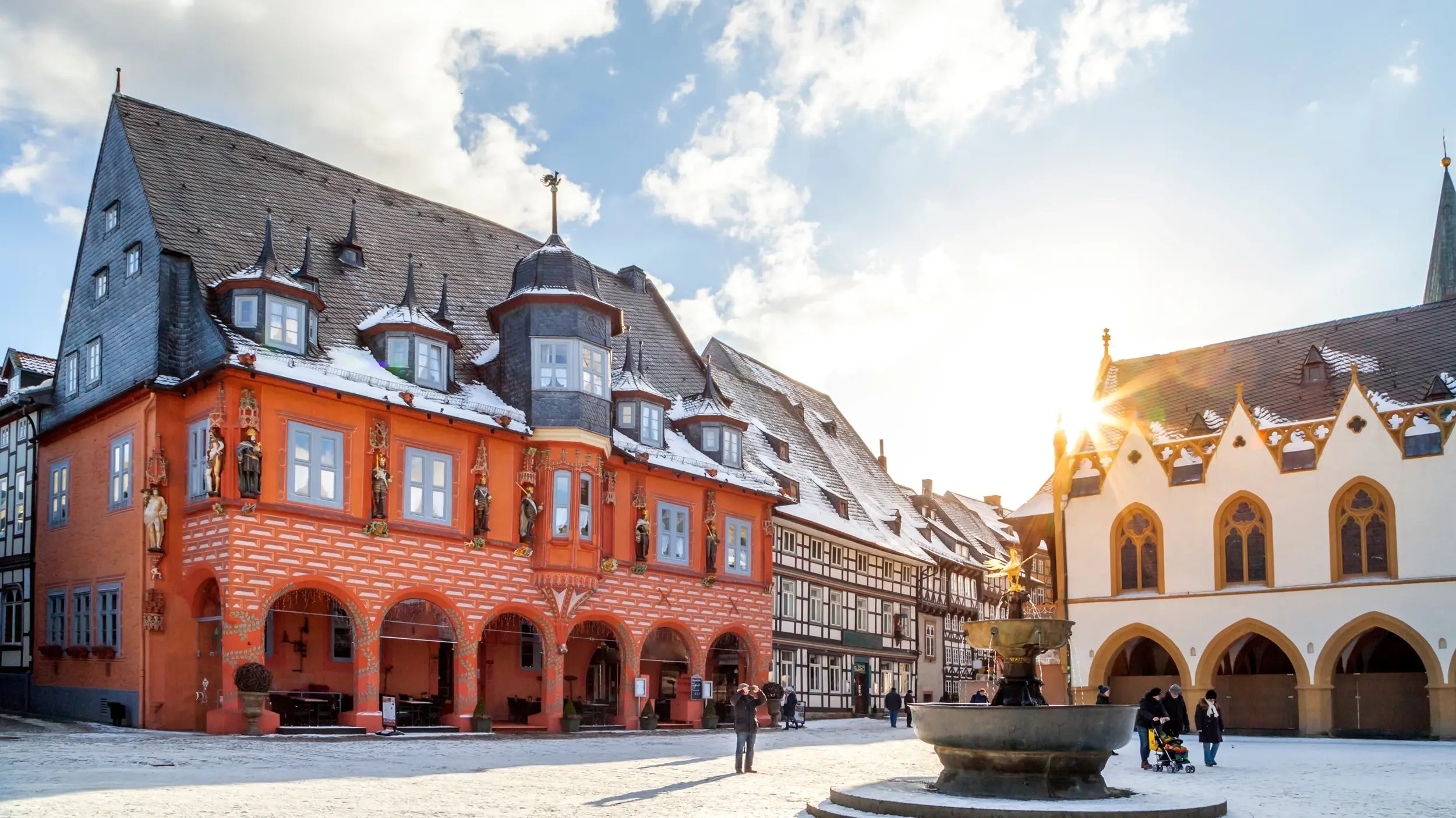 Das Rathaus von Goslar im strahlenden Sonnenschein.
