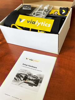 Ein hardware paket von vialytics mit allen benötigten Artikeln um den Straßenzustand erfassen zu können