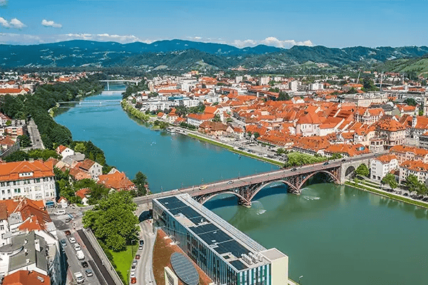 Blick von oben auf den Fluss und die Brücke von Maribor