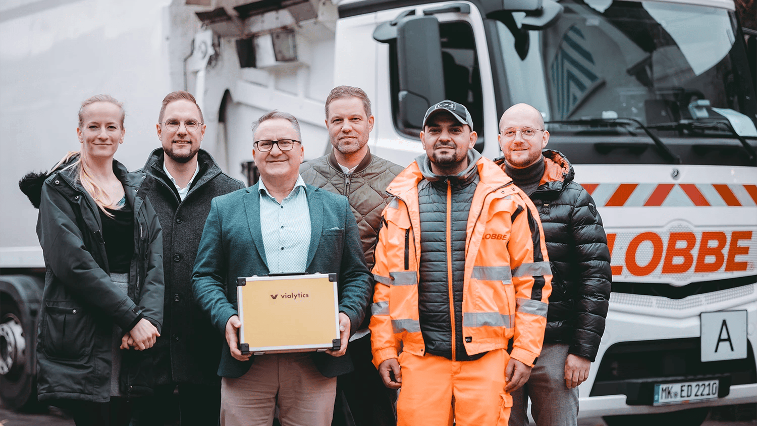 Gruppenbild der Beteiligten in Menden vor Entsorgungsfahrzeug von LOBBE