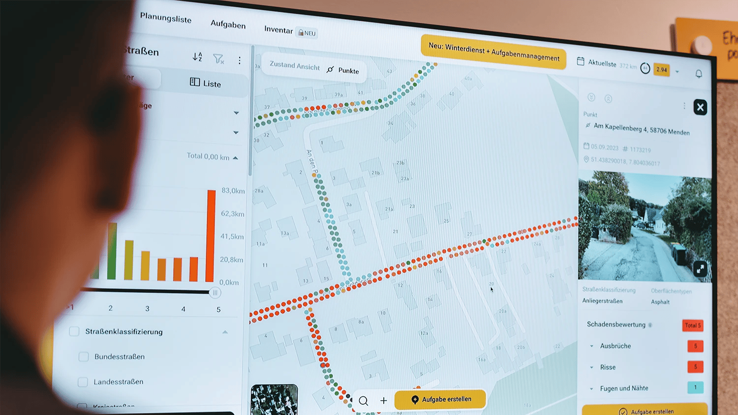 vialytics Web System, Kartenansicht von Menden auf einem großen Bildschirm