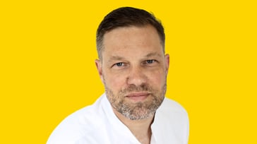 Stephan-Lee-portrait-yellow-2