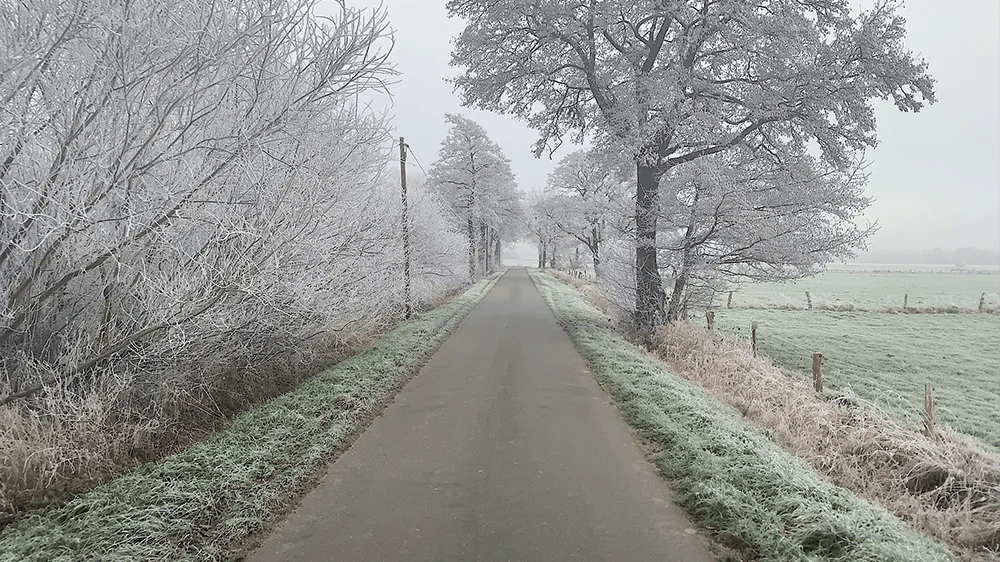 Verschneite und vereiste Straße 