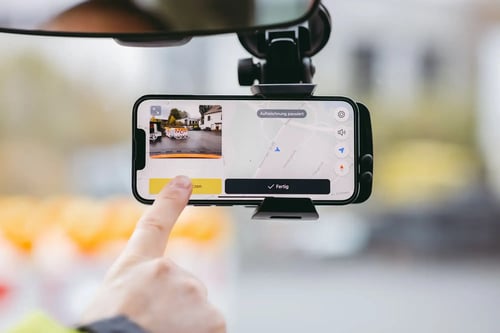 Die vialytics App wird auf einem iPhone an der Windschutzscheibe aktiv ausgeführt.