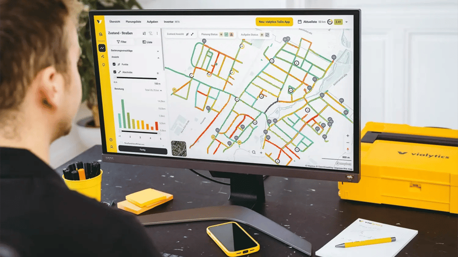 Ein kommunaler Mitarbeitender bedient das vialytics Web-System