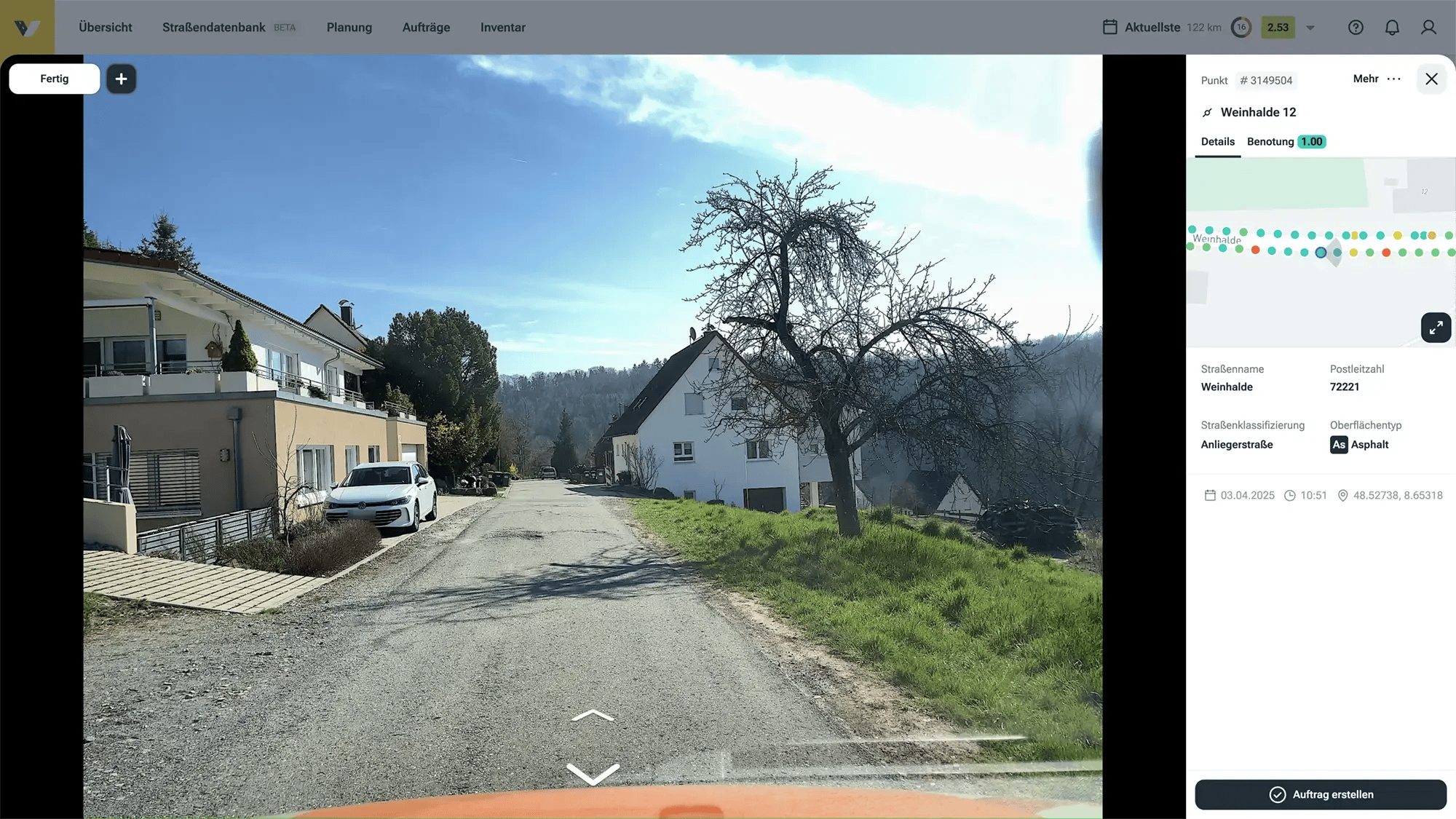 Screenshot aus dem vialytics Web-System zeigt das Bild einer Straße aus der Fahrersicht