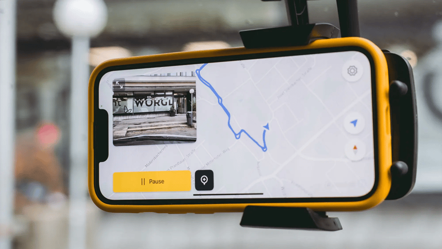 iPhone mit vialytics system in der Windschutzscheibe eines Autos