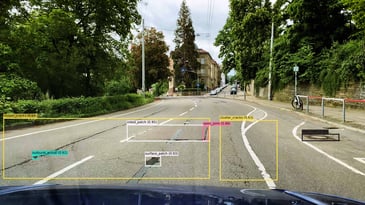 Ein Screenshot aus der Sicht unserer Künstlichen Intelligenz wie sie Straßenschäden scannt während einer Straßenkontrolle für die Straßeninstandsetzung