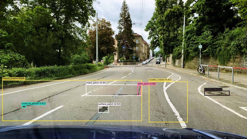 Ein Screenshot aus der Sicht unserer Künstlichen Intelligenz wie sie Straßenschäden erkennt 