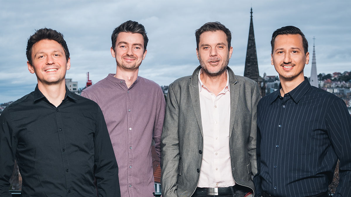 Die Gründer von vialytics, dem Straßenmanagement System, stehen vor der skyline von Stuttgart 