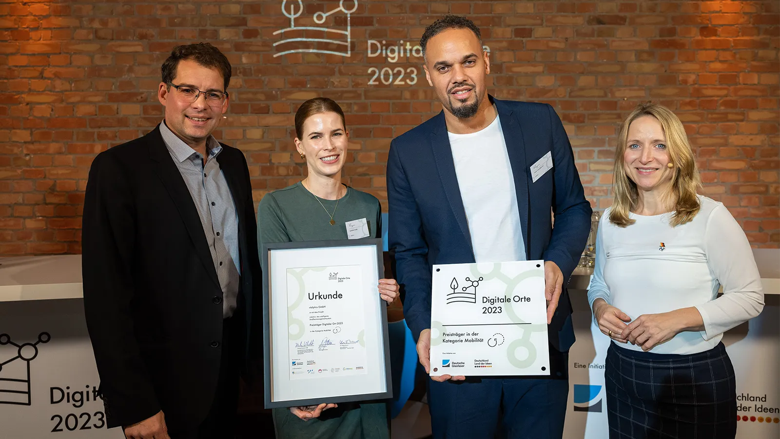 Sandra Murr (Director Operations bei vialytics) und Timo Vollbrecht (Senior Sales Manager bei vialytics) nehmen in Berlin den Preis entgegen.