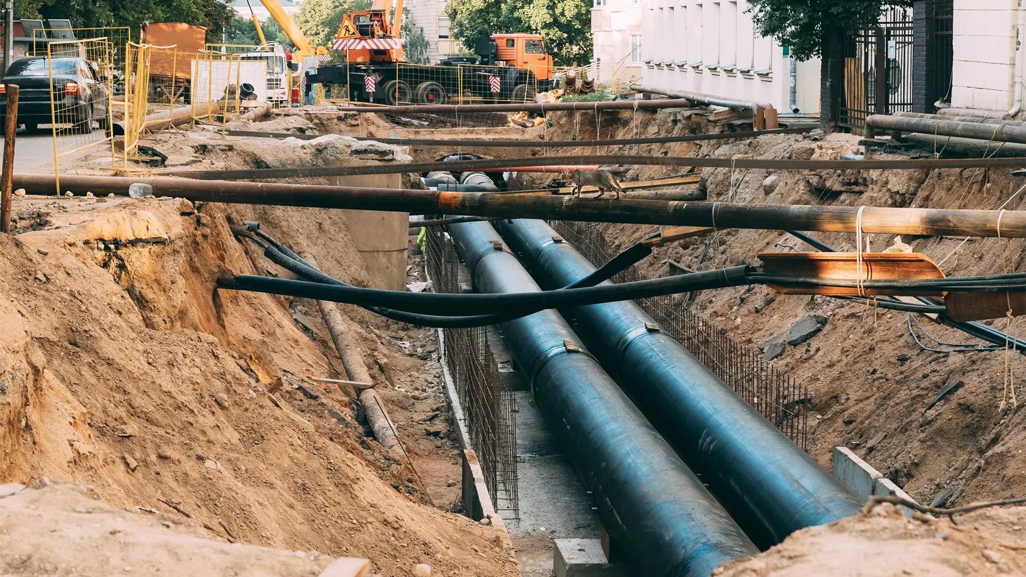 Freiliegende Rohre in einer Baugrube