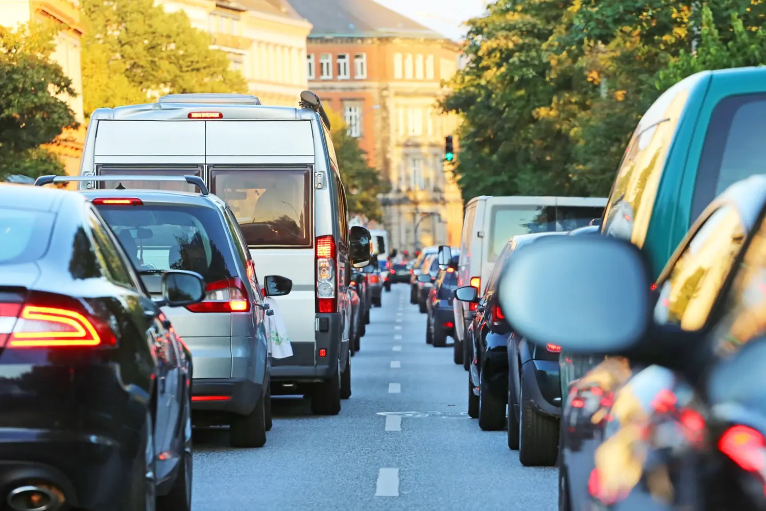 Nahhaufnahme eines Staus, zwischen zwei Reihen stehender Autos fotografiert
