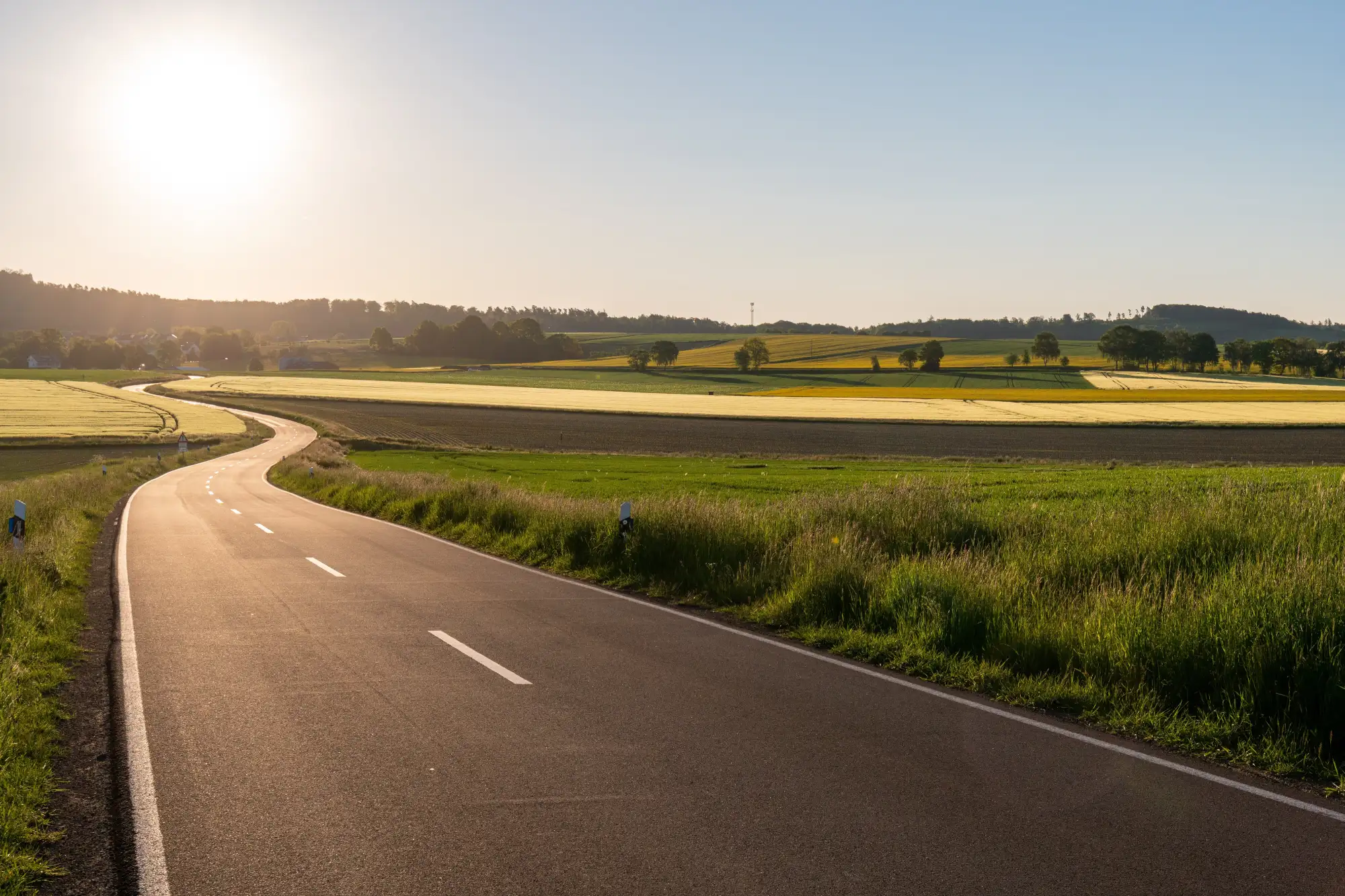 Foto einer leeren Landstraße