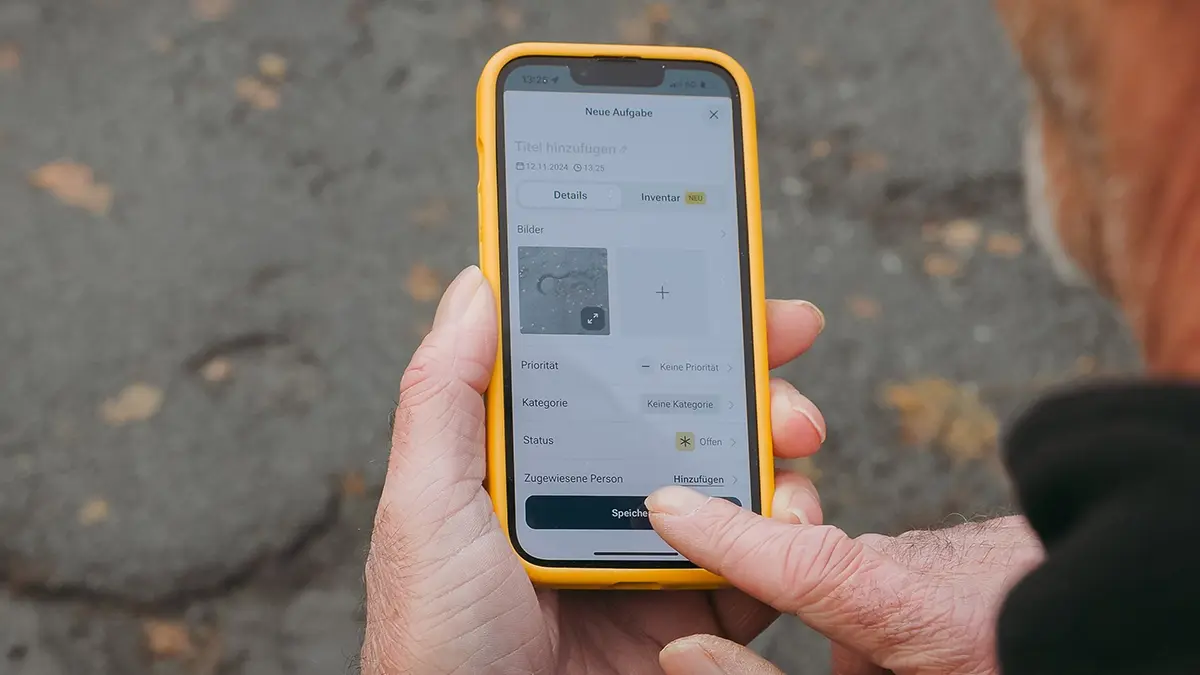 Person erstellt einen vialytics Auftrag an einem iPhone