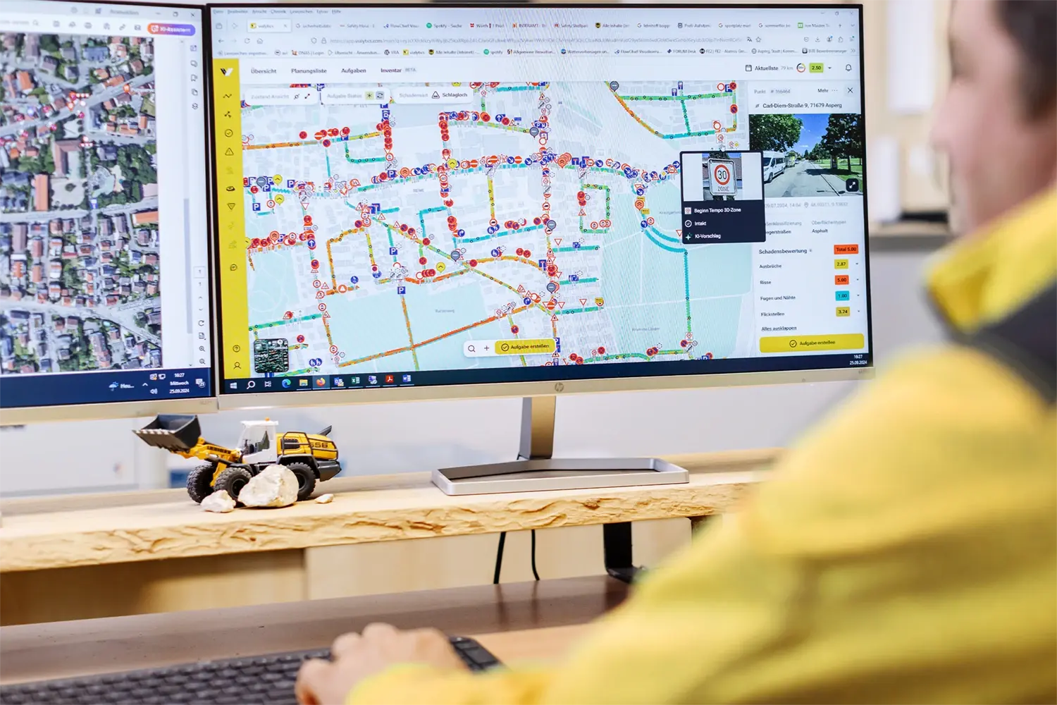 Ein kommunaler Mitarbeitender bedient das vialytics Web-System.