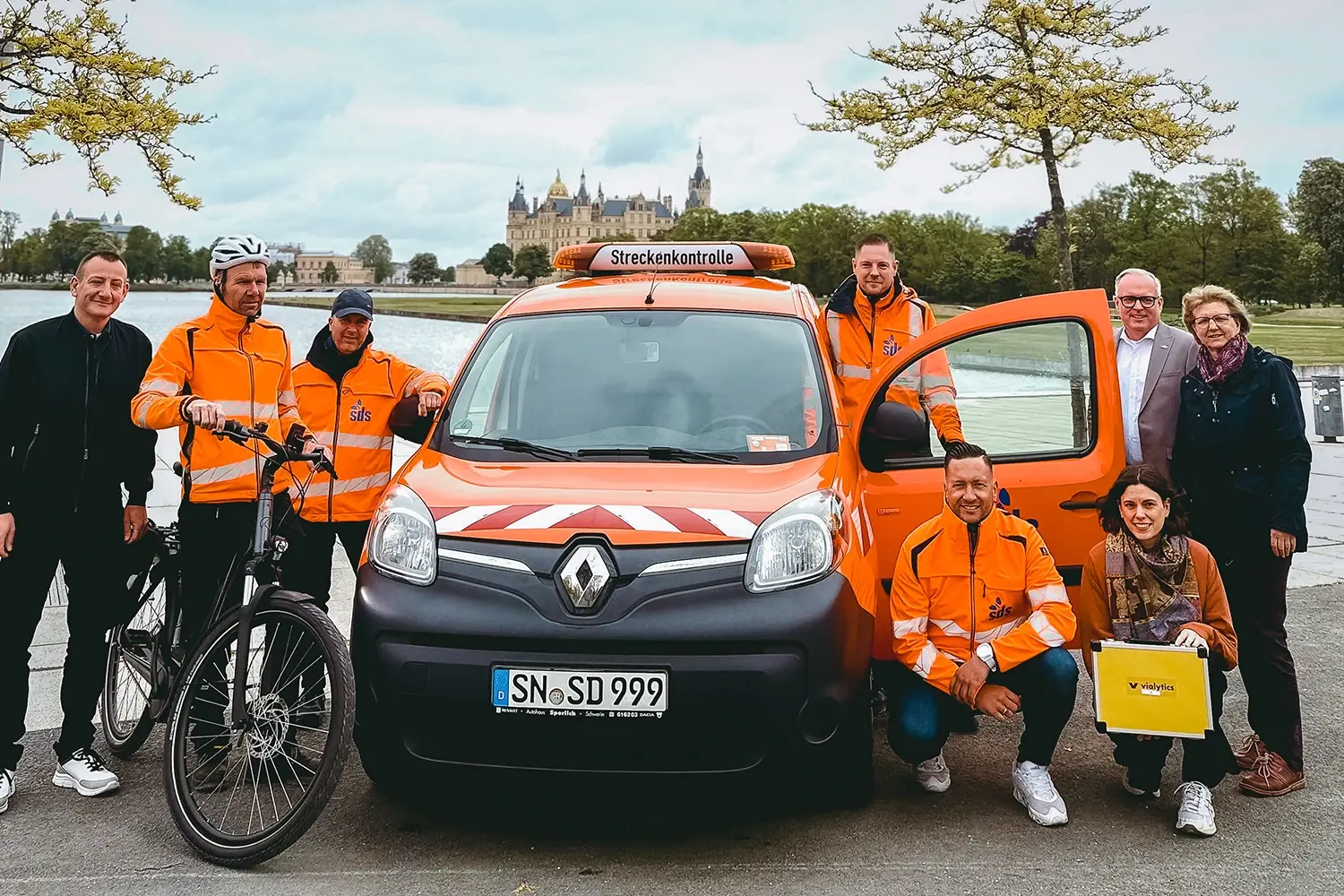 Gruppenbild KMS,SDS und vialytics mit einem Bauhofsfahrzeug des SDS