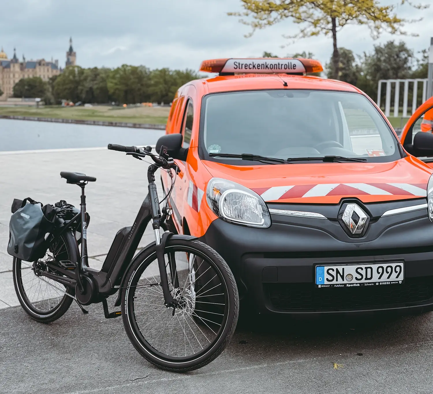 Bauhofsfahrzeug des SDS und Fahrrad