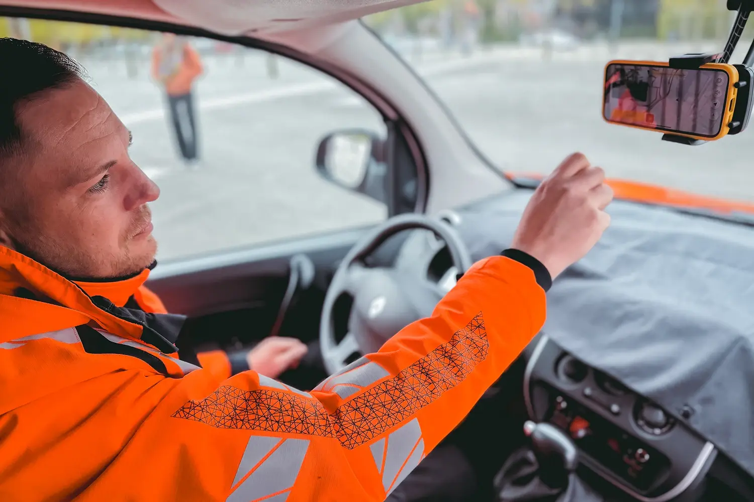 Bauhhofsmitarbeiter startet eine Befahrung mit dem vialytics System im Auto