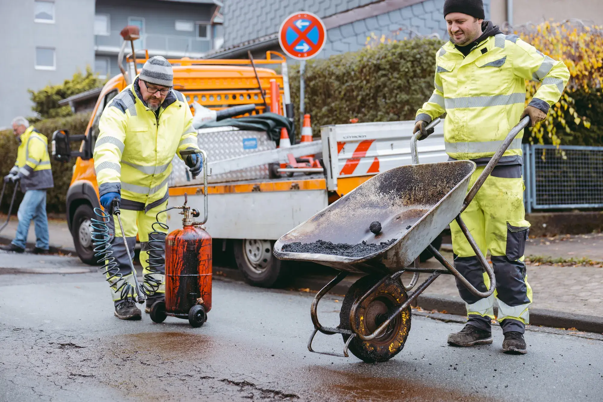 Bauarbeiter schließen ein Schlagloch auf einer Straße